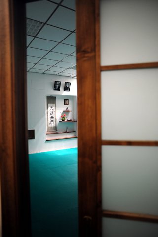 Immagini della nuova sede del Tora Kan Dojo
Tramite una porta scorrevole si accede al Ryuu no Dojo, la sala piccola pavimentata con tatami da 4 cm. riservata alla pratica di Zazen, Aikido e Yoga.

Images of the new Tora Kan Dojo
Through a sliding door you enter in the Ryuu no Dojo the smaller training room, on the floor judo tatami mats, where is practiced Zazen, Aikido and Yoga.